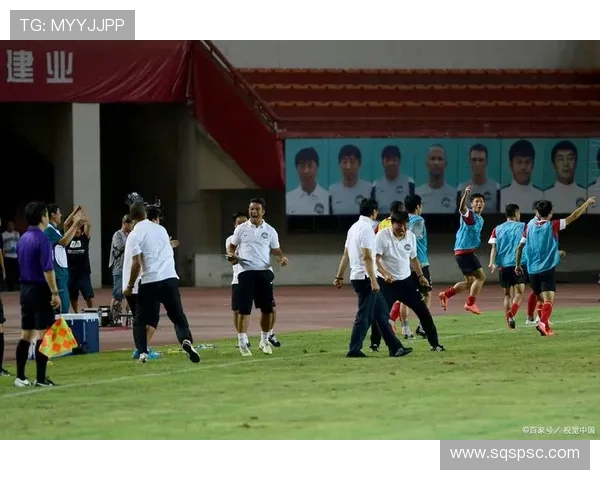 足球明星在训练场上独自挥洒汗水展现超凡技艺的精彩视频合集 足球明星在训练场上独自挥洒汗水展现超凡技艺的精彩视频合集